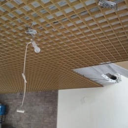 Montaż sufitu podwieszanego 100x100 mm w domu prywatnym