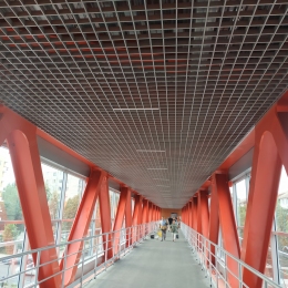 Montaż stropu kładki dla pieszych nad aleją o wymiarach 150x150 mm