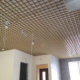 Montaż sufitu podwieszanego 100x100 mm w domu prywatnym