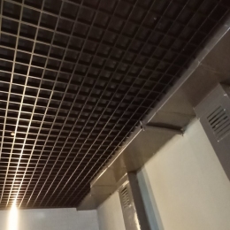 Montaż sufitu podwieszanego na parkingu podziemnym