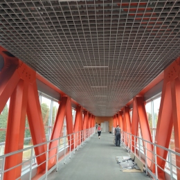 Montaż stropu kładki dla pieszych nad aleją o wymiarach 150x150 mm
