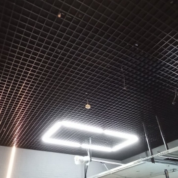 Montaż sufitu podwieszanego na parkingu podziemnym