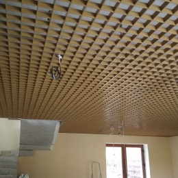 Montaż sufitu podwieszanego 100x100 mm w domu prywatnym