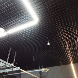 Montaż sufitu podwieszanego na parkingu podziemnym