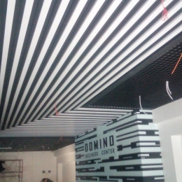 Montaż podwieszanej stali w centrum biznesowym Domino