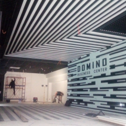 Montaż podwieszanej stali w centrum biznesowym Domino