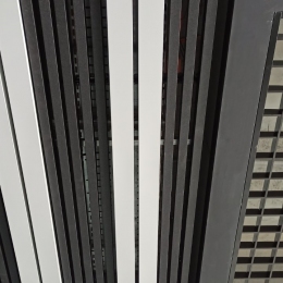 Montaż podwieszanej stali w centrum biznesowym Domino
