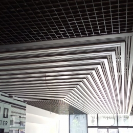 Montaż podwieszanej stali w centrum biznesowym Domino