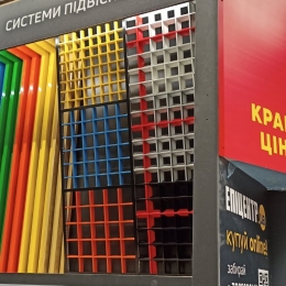 Монтаж стенду у магазині 