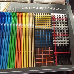 Монтаж стенду у магазині 